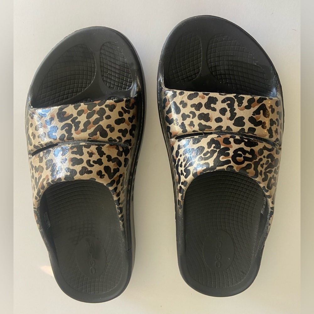 OOFOS Leopard Print Recovery Slide Sandals Excellent condition - Picture 2 of 7